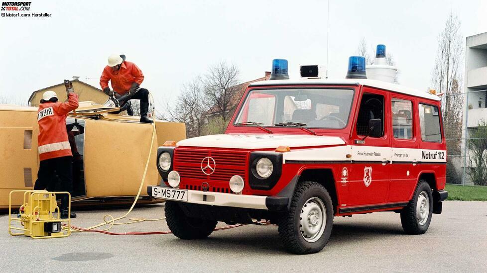 Unsere Übersicht beginnt mit einem Klassiker: Der Mercedes G diente (und dient) auch der Feuerwehr.
Trotz des Stuttgarter Kennzeichens, welches wohl zu Werbezwecken montiert war, gehört dieser G der Freiwilligen Feuerwehr Passau.
Es handelt sich um einen Mercedes 230 G der Baureihe 460, Station-Wagen mit langem Radstand in der Ausführung als Schnellbergungswagen der Feuerwehr.