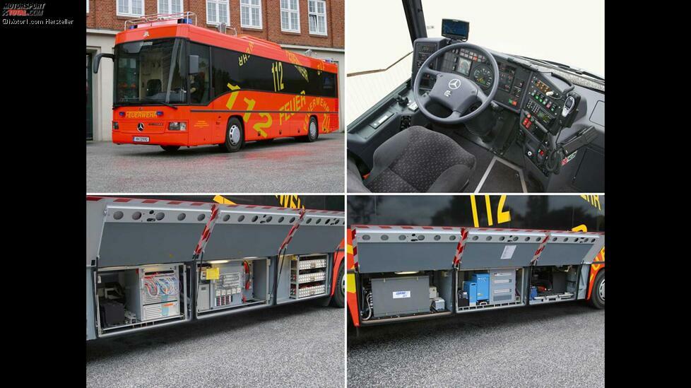 2005 bekam die Hamburger Feuerwehr einen neuen Einsatzleitwagen (ELW) auf Basis des Überlandbusses Mercedes Integro. Wir sehen das Fahrzeug an seinem Stützpunkt vor der Feuerwehrwache Berliner Tor.
Am Heck des Busses befindet sich eine stabile Halterung mit Leiter, ausklappbarer Arbeitsplattform und einem 12 m-Teleskopmast für Antennen und Rundum-Kennleuchte.
Im Funkraum befinden sich fünf Funkarbeitsplätze, die mit je einem PC mit Touchscreen-Monitor ausgestattet sind. Von dort aus wird die gesamte Funk- und Telekommunikationstechnik gesteuert.
Alle Arbeitsplätze verfügen zudem über Kurzzeit-Dokumentationsrekorder. Der Besprechungsraum mit aufklappbaren Tischen bietet Sitzplätze für bis zu 14 Einsatzkräfte.
Neben traditionellen Magnettafeln kann über ein Notebook und einen Beamer entsprechendes Material - bis hin zu aktuellen Nachrichten - auf der Projektionswand gesichtet werden.