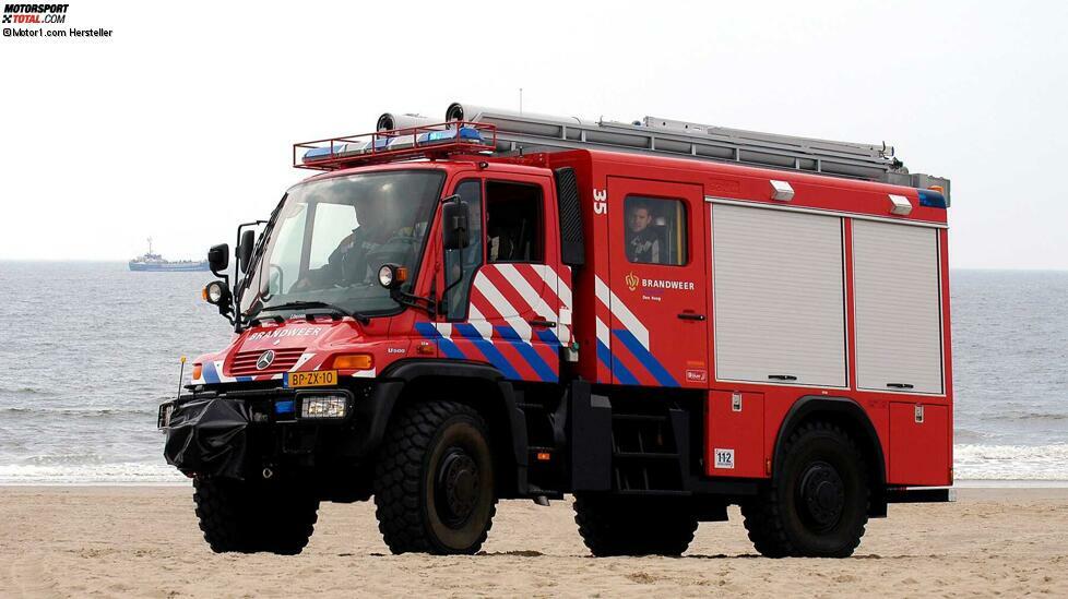 Deutscher Hersteller, aber Einsatz im Ausland: In den Niederlanden wurde 2005 dieser Unimog vorgestellt.
Seine Allradfähigkeiten sollen der örtlichen Feuerwehr auf sandigem Untergrund zugute kommen.