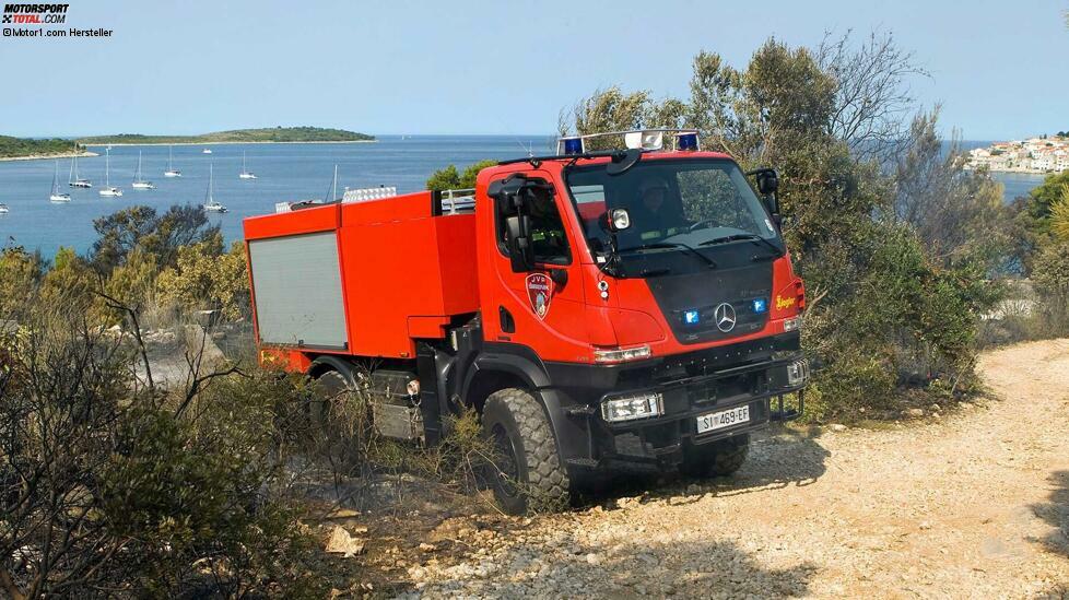 Der erste Unimog der kompakten Baureihe wurde 2009 als TLF 10/25 an die Stadt ?ibenik in Kroatien ausgeliefert.
Die besondere Eignung des U 20 liegt in seiner enormen Wendigkeit (Radstand 2,7 m, Fahrzeughöhe 2,70 m, -breite 2,15 m, Wendekreis 12,6 m) und seinen Fahreigenschaften auf schwierigem Terrain.
Die sind vor allem dann gefordert, wenn das Tanklöschfahrzeug in der historischen Altstadt über Treppenstufen fahren muss, um jede der engen Gassen zu erreichen.
Das erlauben die großen Böschungswinkel von 30 Grad hinten und 27 Grad vorn sowie die Portalachsen, ein typisches Merkmal sämtlicher Unimog-Baureihen. Der neue Feuerwehr-Unimog verfügt über Differenzialsperren vorn und hinten sowie permanenten Allradantrieb.
Eigenschaften, die den U 20 mit einem zulässigen Gesamtgewicht von 9,3 Tonnen auch für den Waldbrandeinsatz bestens eignen.