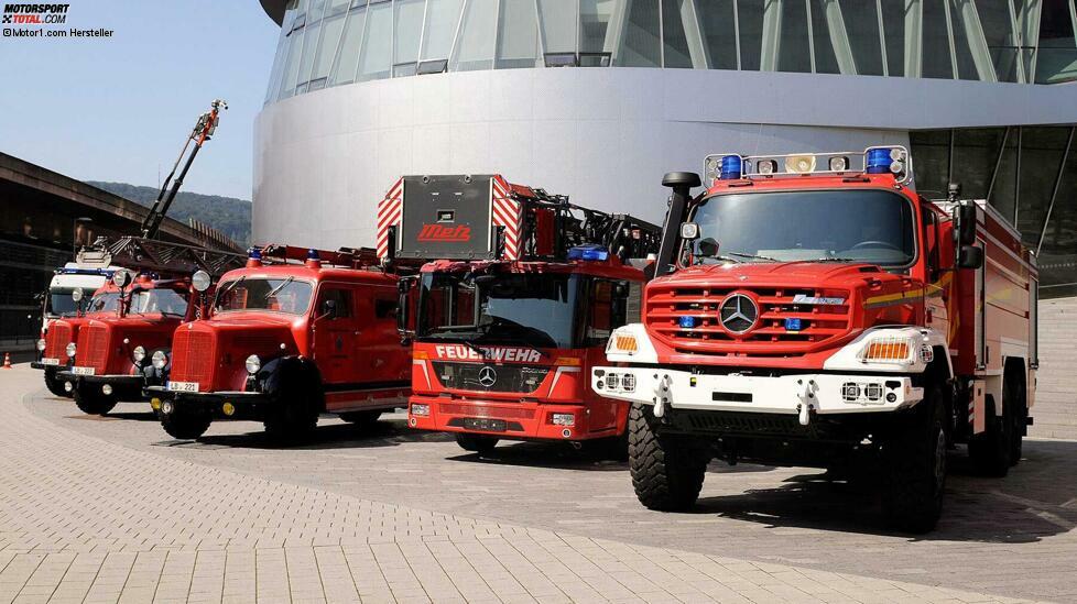 Große Feuerwehr-Parade vor dem Mercedes-Museum in Stuttgart. Seit Jahrzehnten sind die Fahrzeuge der Marke ein fester Bestandteil deutscher Feuerwehren. 
Auf dem Bild zeigt sich anschaulich die Entwicklung über die vergangenen Jahrzehnte.