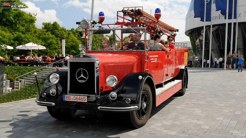 Sehen wir uns das alte Blech genauer an: Aus den 1930er-Jahren stammt diese Drehleiter auf Basis des Mercedes L 6500.