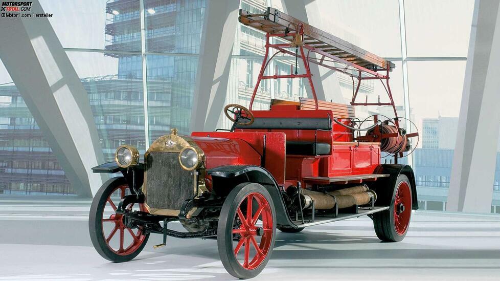 Als sich um 1910 benzinbetriebene Feuerwehrfahrzeuge allmählich durchsetzen, zählen die Firma Benz und die Daimler-Motoren-Gesellschaft zu den ersten Anbietern.
Die hier gezeigte Benz-Motorspritze von 1912 verfügt über Kettenantrieb und Vollgummireifen, wie sie für schwere Nutzfahrzeuge bis Ende der 1920er-Jahre üblich waren. Typisch sind auch der offene Fahrerplatz und die Längssitzbänke für die Mannschaft.
Der Motor holt 58 PS aus 8,6 Liter Hubraum, was für maximal 40 km/h reicht.