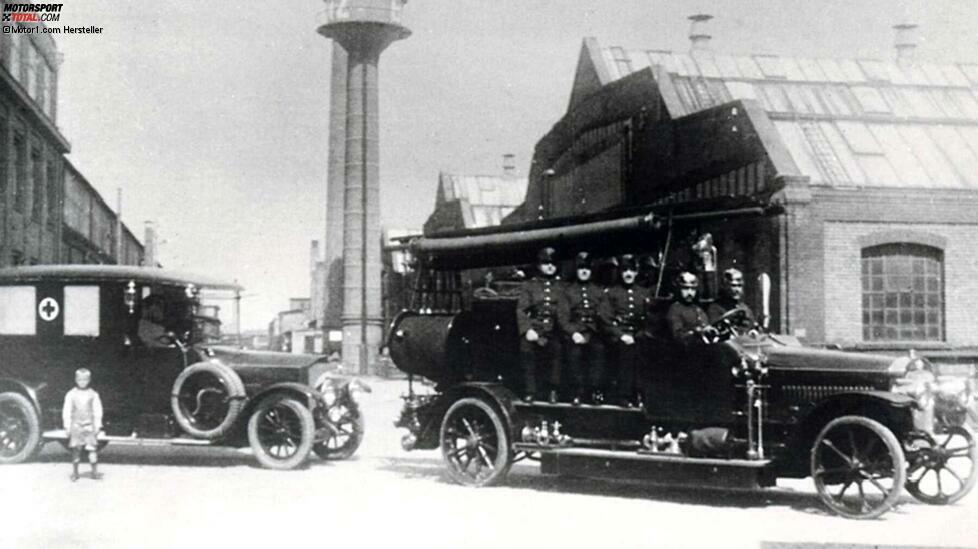 Hier eine historische Fotoaufnahme aus den Anfängen der Geschichte der Werkfeuerwehr von Benz in Mannheim.
Als Löschgerät war damals eine benzinautomobile Motorspritze von 2.000 Liter Minutenleistung vorhanden. Dieses Fahrzeug der Marke Benz wurde 1911 in Gaggenau gebaut.