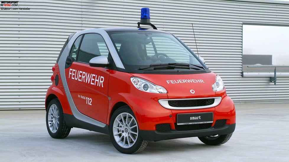 Wir können uns ja nicht helfen, aber ein Blaulicht-Smart ist schon ein ungewöhnlicher Anblick. 
Wie viele Feuerwehren sich für einen Fortwo entschieden haben, ist nicht bekannt.