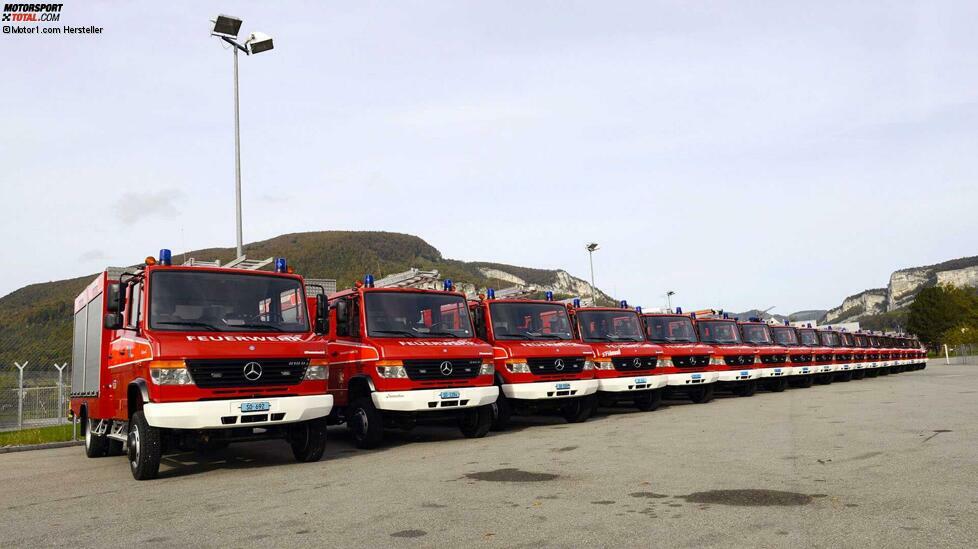 In einer großen Beschaffungsaktion erhielten 18 Feuerwehren des Schweizer Kantons Solothurns im Jahr 2012 ein Tanklöschfahrzeug auf der Basis des allradgetriebenen Mercedes Vario 818 DA 4x4.
Der Vario DA 4x4 erfüllt die Anforderungen der öffentlichen Ausschreibung in idealer Weise. Zum einen bringt er 130 kW (177 PS) und ein Drehmoment von 675 Nm auf alle vier Räder, zum anderen ist er kompakt, wendig und bietet bei 8,2 Tonnen zulässigem Gesamtgewicht eine optimale Nutzlast.
Das von der schweizerischen Feumotech AG aufgebaute Klein-Tanklöschfahrzeug wiegt 5,5 Tonnen und ist in der Lage, sechs Personen, 1.000 Liter Wasser, 60 Liter Netzmittel und über eine Tonne Material zu transportieren.
Die einstufige Normaldruckpumpe wird vom Nebenantrieb des Vario hydrostatisch angetrieben. Auf beiden Seiten des Fahrzeugs hat es einen Wasserabgang Storz 75 und heckseitig zwei Abgänge mit Kupplung Storz 55 für den Schnellangriff.
Das Netzmittel wird vollautomatisch beigemischt, die ganze Löschtechnik wird elektronisch mit neuster CAN-Bus-Technologie gesteuert. Ein weiteres Highlight des Klein-Tanklöschfahrzeugs ist der pneumatisch ausfahrbare Lichtmast, welcher über das Notstromaggregat betrieben wird.