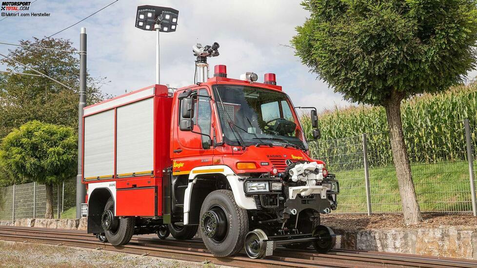 Unimog auf der Schiene? Auch das geht. Der Unimog U 400 mit 210 kW (286 PS), einem Radstand von 3.600 mm und ausgestattet mit einem Ziegler Feuerwehraufbau (TLF 30/20-5 CAFS) sowie einer Zagro-Schienenführung wurde 2014 vorgestellt.
Der Unimog ist dank seiner kompakten Abmessungen optimal geeignet für Einsätze auf Bahnstrecken mit schmalem Lichtraumprofil, insbesondere in Tunnelbereichen von U-Bahnen.
Dieses Kundenfahrzeug mit einem Fassungsvermögen von 2.000 Liter Wasser und 500 Liter Schaum ist extrem flexibel und kann Zeit einsparen. Vor allem durch die Möglichkeit auf der Straße in die Nähe des Einsatzortes zu fahren und erst dort aufzugleisen.
Der Antrieb der Pumpe über den Motornebenabtrieb des Unimog ermöglicht 