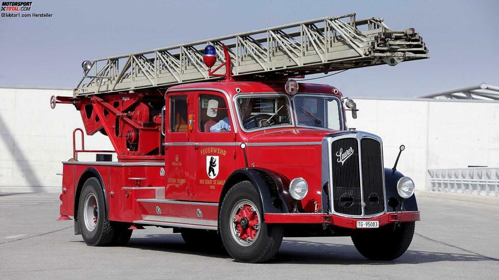 Ein Feuerwehrauto, bei dem große und kleine Jungs in Verzückung geraten, ist das Löschfahrzeug, mit dem einst die Floriansjünger der Stadt St. Gallen den Roten Hahn bekämpften. Das Feuerwehrauto aus Arbon ist gewissermaßen eine Referenz an die Tage der Weltmeisterschaft 1954 in Bern.
Das Fahrzeug, Jahrgang 1951, auf Saurer-Fahrgestell 4C und mit Magirus-Drehleiter, war im Eigentum der Feuerwehr St. Gallen. Der feuerrote Veteran diente zunächst der Berufsfeuerwehr als 