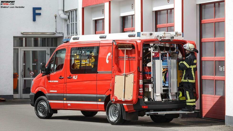 Beim Empl HLF 1 handelt es sich um ein Hilfeleistungsfahrzeug für die Feuerwehr auf Basis des Sprinter 516 CDI. Der Aufbau des Kastenwagens mit Standard-Radstand 3665 mm ist umfangreich ausgestattet. Im vorderen Bereich ist Platz für eine neunköpfige Besatzung einschließlich Kommandotisch mit verstärkter Innenbeleuchtung.
An Bord sind außerdem ein Löschwassertank mit 400 Liter Volumen, eine Feuerlösch-Kreiselpumpe, eine Einbaupumpe mit Förderleistung von 600 Liter pro Minute bei 10 bar, Faltschläuche, eine Steckleiter und eine Umfeldbeleuchtung.
Weitere Ausrüstung ist auf Rollcontainern montiert, welche über Auffahrrampen mit elektrischer Seilwinde zugänglich sind.