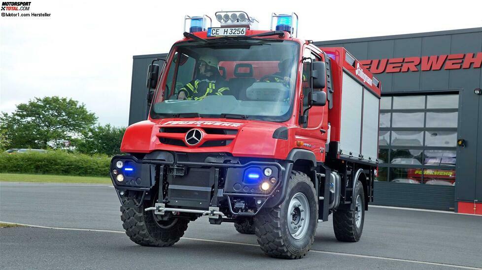 Hier sehen wir das TLF 2000 von Schlingmann auf Unimog-Basis mit eingeschalteten Warnleuchten.