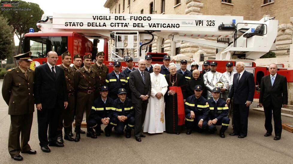 Ende 2005: Papst Benedikt XVI. erhält ein Mercedes Econic-Feuerwehrfahrzeug für die Vatikan-Feuerwehr. Der Mercedes-Benz Econic ist mit modernster Feuerwehrtechnik, unzer anderem Teleskopausleger und einer speziellen Hochdruckpumpe, ausgestattet.
Die bei der Übergabe anwesenden Feuerwehrleute schätzten Econic-Feuerwehrfahrzeug besonders wegen seines niedrig bauenden Aufbaus, welcher die Durchfahrten durch die engen Gassen des Vatikans erleichtert.