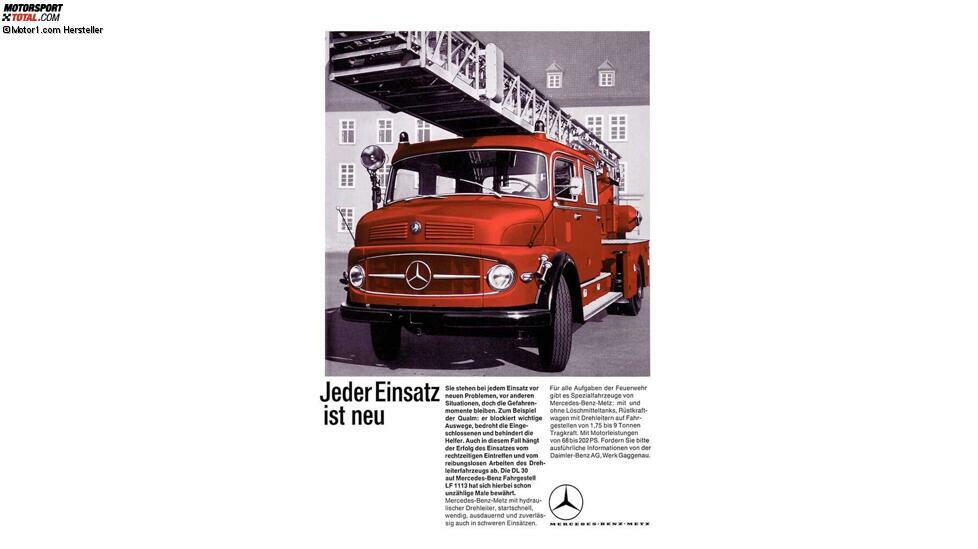 Noch sehr lange sah man die 1959 erstmals vorgestellten Mercedes-Kurzhauber im aktiven Feuerwehr-Dienst. 
In Zusammenarbeit zwischen Mercedes und Metz entstand diese Mercedes-Metz FL 1113 Feuerwehr-Drehleiter DL 30. Die Werbeanzeige stammt aus dem Jahr 1964.