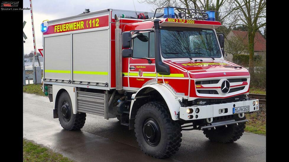 Im Bild: der Unimog U 5023 als Tanklöschfahrzeug TLF 3000 mit Sonderausstattung für die Waldbrandbekämpfung. Das Feuerwehr-Fahrzeug zur Brandbekämpfung und Löschwasserversorgung vorwiegend abseits befestigter Straßen ist nach der Feuerwehrnorm DIN 14530 Teil 22 konzipiert.
Der Feuerwehraufbau kommt vom Spezialisten Lentner aus Hohenlinden. Die feuerwehrtechnische Beladung lieferte die Firma Ziegler aus Giengen a. d. Brenz. Das Fahrzeug wurde in weißer Farbe ausgeliefert und ist teilweise mit reflektierender Folie (Modell Minden) beklebt.
Das zulässige Gesamtgewicht beträgt 14.500 Kilogramm. Als Sonderausstattungen verfügt dieser U 5023 über ein automatisiertes Schaltgetriebe EAS (elektronische automatisierte Schaltung) und ein Nachschaltgetriebe mit Geländeuntersetzung, einen Nebenabtrieb sowie die Reifendruckregelanlage Tirecontrol Plus.
Ein Getriebe- und Leitungsschutz schirmt Hitze bei der Flächenbrandbekämpfung ab. Der Aufbau, entweder aus Aluminium oder GFK gefertigt, verfügt über zwei Geräteräume auf jeder Seite. Der GFK-Löschwasserbehälter mit einem Volumen von 3000 Litern ist direkt in das Aufbaugerippe integriert.
Heckseitig ist eine Feuerlöschkreiselpumpe des Typs FPN 10-2000 mit einem Nennförderstrom von 3000 l/min bei einem Nennförderdruck von 10 bar eingebaut, die vom Fahrzeugmotor angetrieben wird.