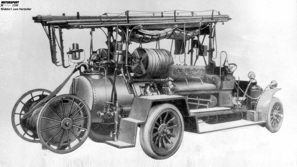 1906 wurde die erste von einem Benzinmotor an-getriebene Feuerlösch-Gasspritze der Welt geliefert. Am 1. Dezember ging sie in Berlin-Grunewald in Betrieb.
Es handelte sich um einen Dreitonner mit Vierzylindermotor, den die Süddeutsche Automobilfabrik Gaggenau (SAG) gebaut hatte, die wenig später in den Benz-Werken aufging.
1906 stellte sich die Situation bei den Feuerwehren noch ganz anders dar: Der erste automobile Löschzug überhaupt, bestehend aus zwei elektrisch betriebenen Fahrzeugen und einer Dampfspritze, war erst 1902 in Hannover in Betrieb gegangen.
2,43 Tonnen wog die Feuerspritze, welche die SAG ab 1907 als ?Type Grunewald? vertrieb. Hinter dem Fahrersitz fanden auf zwei längs, Rücken zu Rücken angeordneten Sitzbänken sechs Feuerwehrleute Platz. Dahinter befand sich der Tank für die Gasspritze sowie mehrere Schlauchtrommeln und anderes Gerät.
Drei Motorisierungsvarianten von 22, 32 oder 40 PS waren lieferbar, je nach Leistung kostete das Fahrzeug 14.000, 14.500 oder 15.000 Mark. Eine Kette übertrug die Kraft auf die doppelt vollgummibereiften Hinterräder. Die Vorderräder waren mit 850 x 125 Millimeter großen Pneumatikreifen bestückt.
Nach Herstellerangaben erreichte die Feuerspritze eine Höchstgeschwindigkeit von 35 km/h und ein Steigungsvermögen von 16 Prozent.