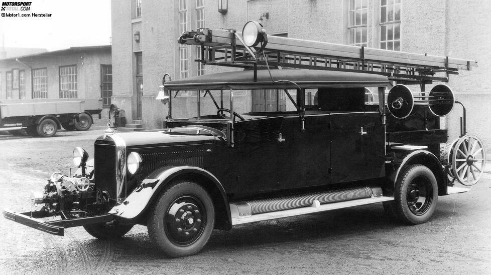 Aus den 1930er-Jahren stammt dieses Bild. Die dazugehörige Unterschrift sagt: Mercedes-Benz-Metz Kraftfahrspritze mit Vorbaupumpe 1.200 Liter bei 8 Atm auf Fahrgestell Typ Lo 2000.
Unter der Haube steckte serienmäßig ein 3,8-Liter-Diesel.