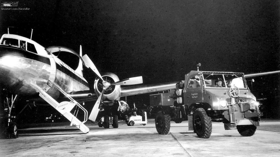 Einsatz auf dem Airport: Ein Unimog S der Feuerwehr Stuttgart auf dem Stuttgarter Flughafen, 1958.