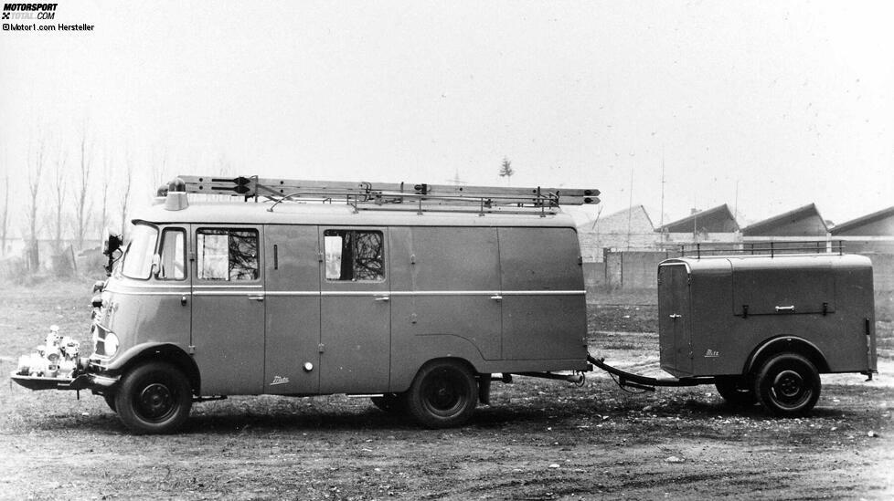 Dieser Anblick erinnert an diverse Dorffeuerwehren: Ein Mercedes L 319 als Löschfahrzeug LF8-TSA mit Vorbaupumpe und Tragkraftspritzenanhänger, um 1962.