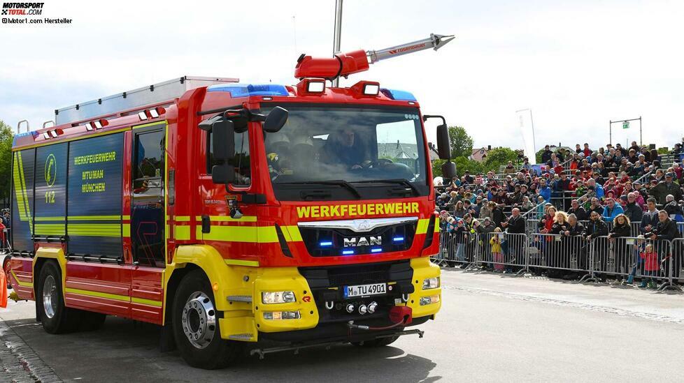 Feuerwehr als Publikumsattraktion: Der MAN 18.340 der Werksfeuerwehr von MAN /MTU wurde hier der Menge präsentiert.