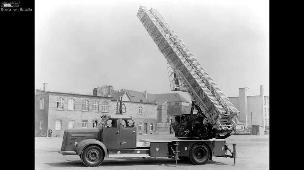 Hoch hinaus: Mercedes-Benz LKO 315 als Feuerwehrdrehleiter DL 52, 1955.