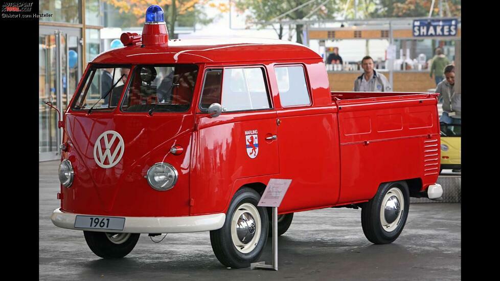 Eine VW T1 Feuerwehr-Pritsche mit kurzem Radstand und Flachdach von 1961.