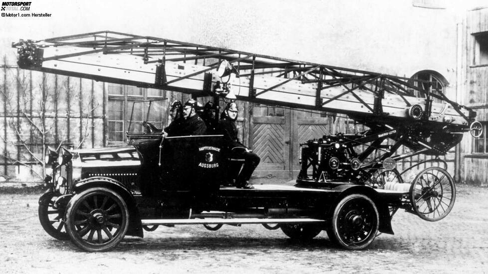 1915 startete MAN die Produktion in Kooperation mit der Firma Saurer. Diese Drehleiter auf M.A.N.-Saurer erhielt die Feuerwehr Augsburg im Jahr 1922.