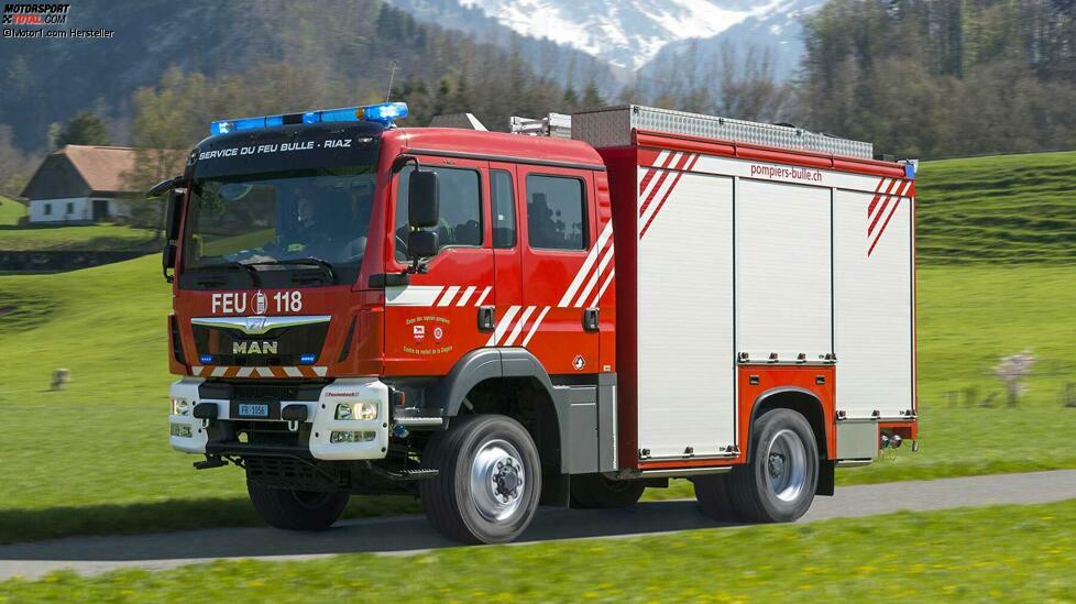 Die Doppelkabine für 6 Einsatzkräfte nutzen viele Feuerwehren bei Tanklöschfahrzeugen. Dieser MAN TGM 13.290 4x4 BL Euro 6 läuft in der Schweiz.