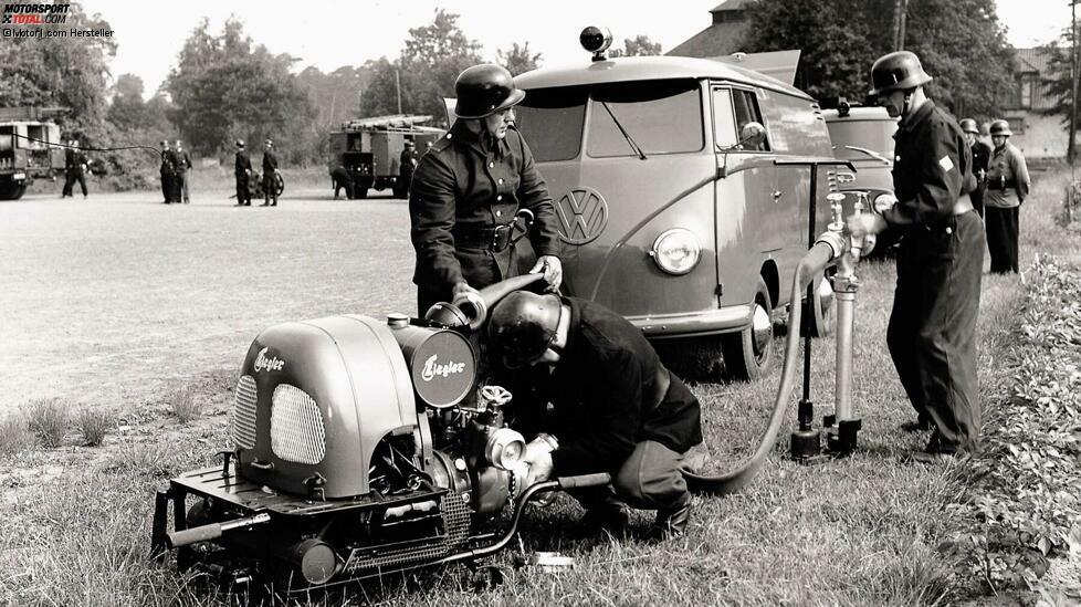 Dieses Bild scheint von einer Feuerwehrübung zu stammen. Bemerkenswert sind die alten Uniformen und der Generator von Ziegler.