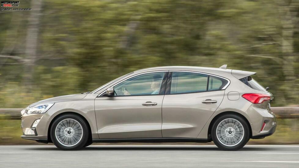 Schon wieder Ford mit seinem 1.0 Ecoboost und dem Mildhybridsystem! Wir können es nicht ändern: Der Kölner Hersteller liegt in Sachen Benziner nun mal vorne. Der Focus braucht mit dem 155-PS-Motor 4,1 Liter Sprit auf 100 Kilometer, also gerade mal 0,1 Liter mehr als der Fiesta.  
Aber zurück zum C-Segment. Die Konkurrenz folgt dem Focus mit ein paar Zehntelliter Abstand. So braucht der Opel Astra 1.2 Direct Injection Turbo 4,3 Liter (99 Gramm), der neue VW Golf 1.5 eTSI liegt schon bei 4,6 Liter (106 Gramm).

Segment: C-Segment (Kompaktwagen) mit Benzinmotor
Fahrzeug: Ford Focus 1.0 Ecoboost Hybrid mit 155 PS
Verbrauch: 4,1 Liter/100 km
CO2-Emission: 93 Gramm/km