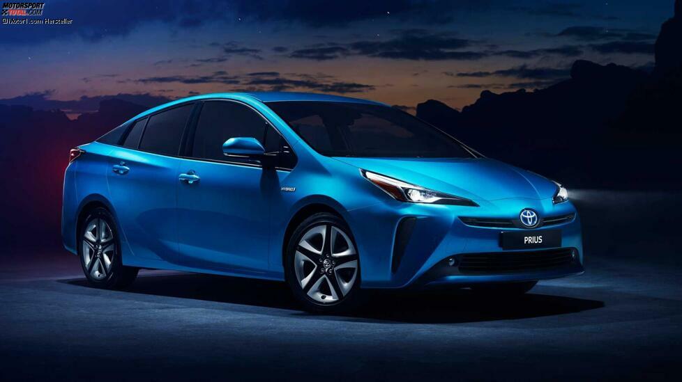 Ja, der Toyota Prius. Sein Design ist nicht jedermanns Sache und das seltsame Heulgeräusch beim Beschleunigen auch nicht. Aber in Sachen Spritverbrauch, da macht ihm keiner was vor. Nur 3,3 Liter Benzin braucht er für 100 Kilometer. Man kann den Prius wegen seiner stattlichen Größe auch zur Mittelklasse rechnen, doch die Plattform ist TNGA-C, wobei das C fürs C-Segment steht.
Mit den genannten 3,3 Litern ist der Prius jedenfalls Spitze. Der Abstand zum sparsamsten Diesel ist allerdings sehr gering. Der Diesel-Astra braucht ja nur einen Zehntelliter mehr, und das von der deutlich günstigeren Spritsorte. Der Vorsprung könnte sich wieder vergrößern, wenn Toyota das neue Hybridsystem aus dem Yaris übernimmt. Übrigens: Der ebenfalls im Kompaktsegment antretende Corolla Hybrid liegt bei 3,6 Liter.

Segment: C-Segment (Kompaktwagen) mit Hybridantrieb
Fahrzeug: Toyota Prius (Systemleistung 122 PS, 1,8-Liter-Benziner mit 98 PS und E-Motor mit  53 kW/72 PS) 
Verbrauch: 3,3 Liter/100 km
CO2-Emission: 75 Gramm/km