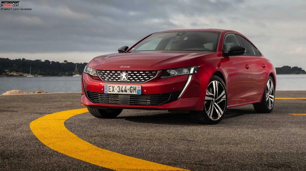 Bei den Benzin-Modellen der Mittelklasse ist das Duell sehr eng. Sowohl der Peugeot 508 mit 180 PS als auch der Skoda Superb 1.5 TSI mit 150 PS verbrauchen nach Norm 5,0 Liter Sprit auf 100 Kilometer. Aber der Peugeot emittiert genau ein Gramm weniger CO2, daher geht dieser Preis an den 508. Die Limousine, um genau zu sein, der Kombi verbraucht schon ein klein wenig mehr.
Nicht weit hinter den beiden liegt der VW Passat 1.5 TSI mit 5,1 Liter, während der BMW 318i mit seinen 156 PS schon 5,3 Liter verbraucht, die sparsamste Mercedes C-Klasse mit Benziner sogar 5,9 Liter und der sparsamste Opel Insignia sogar 6,2 Liter (allerdings mit 200 PS).

Segment: D-Segment (Mittelklasse) mit Benzinmotor
Fahrzeug: Peugeot 508 Puretech 180 (1,6-Liter-Turbo mit 182 PS, Achtgang-Automatik)
Verbrauch: 5,0 Liter/100 km
CO2-Emission: 114 Gramm/km