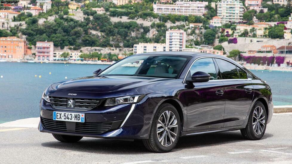 Das Auto auf unserem Bild hat eine andere Farbe, aber das soll niemanden täuschen, es handelt sich nochmal um den Peugeot 508. Denn er bietet die sparsamste Dieselmotorisierung im Segment. Der 1,5-Liter-Diesel mit 131 PS verbraucht nach Norm 3,5 Liter. Und zwar egal, ob mit Schaltgetriebe oder mit Automatik. Wir haben uns für die EAT8-Version entschieden, weil sie ein Gramm CO2 pro Kilometer weniger emittiert.
Übrigens: Unser italienischer Kollege Fabio brauchte auf seiner (verbrauchsorientiert gefahrenen) Standardstrecke 3,8 Liter/100 Kilometer. Und die Konkurrenz? Der sparsamste VW Passat liegt bei 3,8 Liter. Eine Kleinigkeit mehr verbrauchen der Insignia 1.5 Diesel und der BMW 320d (beide 4,0 Liter). Die Diesel-Verbräuche der Mittelklasse-Volvos (60er-Baureihe) beginnen erst bei 4,5 Liter (V60 D4 mit 190 PS).

Segment: D-Segment (Mittelklasse) mit Diesel
Fahrzeug: Peugeot 508 BlueHDi 130 EAT8 (1,5-Liter-Vierzylinder mit 131 PS, Achtgang-Automatik)
Verbrauch: 3,5 Liter/100 km
CO2-Emission: 92 Gramm/km