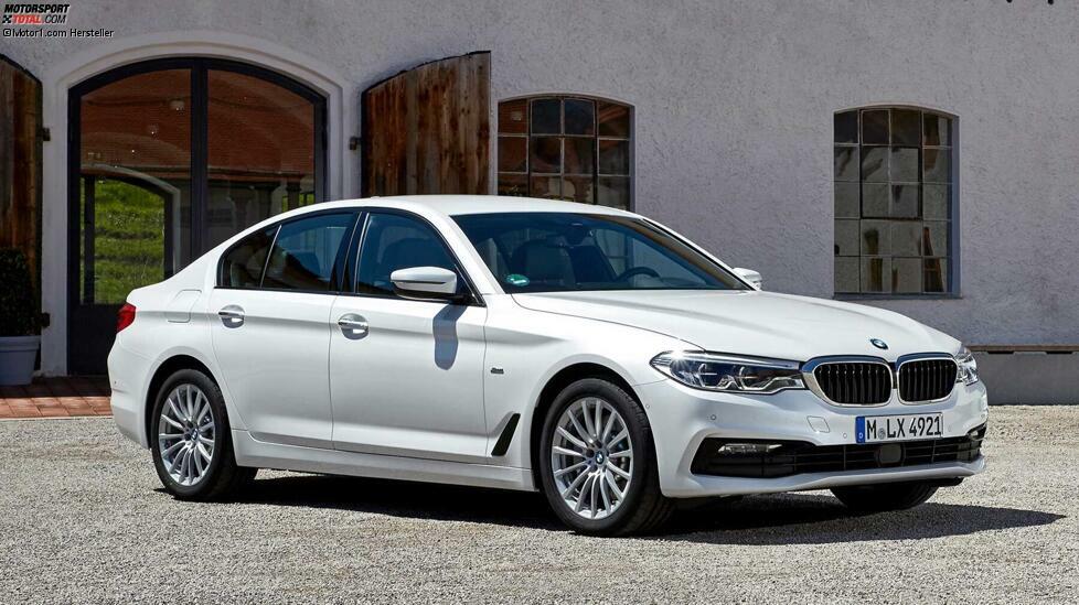 Nochmal der 5er: Auch der 520d ist überragend sparsam. Hier hilft ein 48-Volt-Mildhybrid-System mit. Das Modell war der erste BMW, der im Herbst 2019 so ein System bekamt; offenbar ist BMW zufrieden, denn demnächst wird der Einsatz auf weitere Motorisierungen ausgeweitet. Die aktuelle Vor-Facelift-Version des 520d braucht als Limousine nur 4,1 Liter pro 100 Kilometer, der Kombi liegt bei 4,3 Liter. 
Zum Vergleich: Die sparsamste Mercedes E-Klasse mit Diesel (E 200 d) liegt mit 4,2 Liter dichtauf, obwohl hier kein Mildhybridsystem arbeitet. Der Audi A6 35 TDI kommt schon auf 4,4 Liter und beim Volvo V90 D3 stehen 4,8 Liter im Datenblatt.

Segment: E-Segment (Obere Mittelklasse) mit Diesel
Fahrzeug: BMW 520d (2,0-Liter-Diesel mit 190 PS, 48-Volt-Mildhybridsystem) 
Verbrauch: 4,1 Liter/100 km
CO2-Emission: 108 Gramm/km