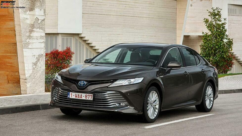 Sparsamster Hybrid in der Oberen Mittelklasse ist der Toyota Camry mit einem Verbrauch von 4,3 Liter Benzin pro 100 Kilometer. Das Hybridsystem besteht aus einem 2,5-Liter-Vierzylinder mit 178 PS und einem Elektromotor (88 kW/120 PS); die Systemleistung liegt bei 218 PS.
Die 4,89 Meter lange Limousine sprintet in 8,3 Sekunden auf Tempo 100 und erreicht bis zu 180 km/h.

Segment: E-Segment (Obere Mittelklasse) mit Hybridantrieb
Fahrzeug: Ford Camry Hybrid (Systemleistung 218 PS, 2,5-Liter-Benziner mit 178 PS, E-Motor mit 88 kW/120 PS, Frontantrieb) 
Verbrauch: 4,3 Liter/100 km
CO2-Emission: 98 Gramm/km