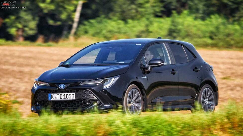 Zugegeben: Kaum ein Toyota Corolla ähnelt dem anderen. Und dennoch gilt er als meistverkaufter Autoname der Welt. Seit 1966 gibt es den Corolla, im Jahr 2013 wurde das 40-millionste Fahrzeug gebaut.
Warum Toyota in Europa nach 40 Jahren den Namen Corolla durch den Auris ersetzte, bleibt bis heute ein Rätsel. Inzwischen ist der Corolla aber wieder zurückgekehrt. Tradition wird eben geschätzt.