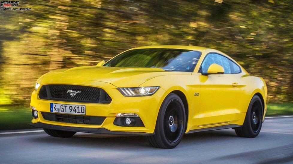 Während sich seine Konkurrenten wie der Chevrolet Camaro einige Jahre Pause gönnten, hält der Ford Mustang seit 1964 ununterbrochen die Sportwagen-Fahne hoch. Zum Namen Mustang gibt es nicht viel zu sagen, er erklärt sich mit Blick auf das Pferde-Emblem am Wagen.
Laut Ford dachte man aber auch an das Kampfflugzeug P-51 Mustang aus dem zweiten Weltkrieg. In Deutschland wurde der Mustang bis 1979 aus markenrechtlichen Gründen unter der Bezeichnung 