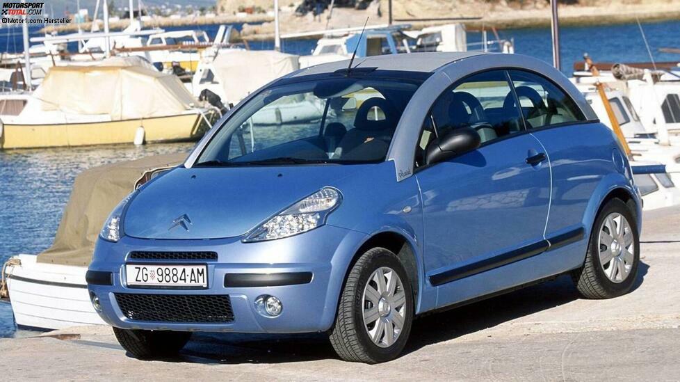 Hubraum: bis zu 1,6 Liter
Leistung: bis zu 109 PS
Durchschnittspreis: zwischen 3.500 und 5.500 Euro
Der Citroën C3 Pluriel ist vielleicht das originellste Auto, das in den letzten Jahren vorgestellt wurde, da seine Karosserie in die eines Dreitürers, eines Cabrios, eines Spyders oder eines Pick-up umgewandelt werden könnte. All das erforderte aber einen mühsamen Demontageprozess.
Der C3 Pluriel wurde mit zwei Benzinmotoren verkauft: einem 1.4 mit 73 PS und einem 1.6 mit 109 PS, sowie einem 68 PS starken Turbodieselmotor, dem 1.4 HDi.
Er ist ein ziemlich erschwingliches Modell, aber wir empfehlen Ihnen, sich nicht für die Versionen mit automatisiertem Schaltgetriebe zu entscheiden. Zudem sollte man bei der Montage prüfen, ob die Karosserieteile passen.