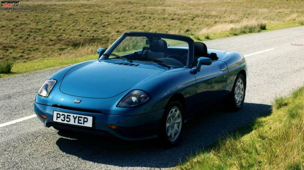 Hubraum: 1,8 LiterLeistung: 131 PSDurchschnittspreis: zwischen 4.000 und 6.000 Euro
Der Fiat Barchetta ist ein Roadster, der von 1994 bis 2005 auf der Plattform des Fiat Punto gebaut wurde. Er war mit ausschließlich mit einem 1,8-Liter-Vierzylinder-Benzinmotor mit 131 PS in Kombination mit Frontantrieb ausgestattet.
Obwohl es sich schon um einen Youngtimer handelt, werden Sie keine Schwierigkeiten haben, gebrauchte Exemplare dieses Fiat zu finden, da über 57.000 Exemplare gebaut wurden.