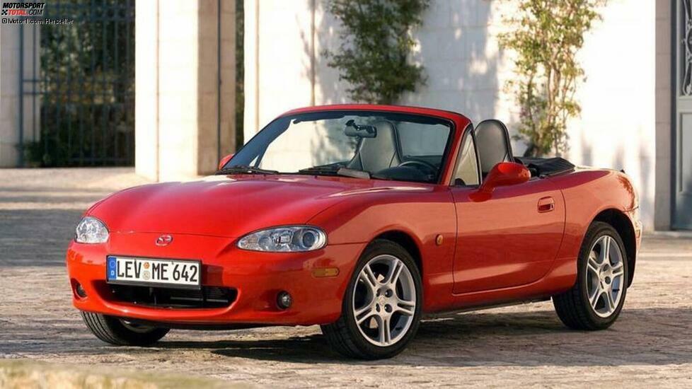 Hubraum: bis zu 1,8 LiterLeistung: bis zu 145 PSDurchschnittspreis: zwischen 5.000 und 8.000 Euro
Der Mazda MX-5 der zweiten Generation ist der erschwinglichste MX-5 auf dem Gebrauchtwagenmarkt. Das zwischen 1998 und 2005 gebaute Modell (intern NB genannt) konnte mit einem 1,6-Liter-Motor mit 110 PS oder einem 1,8-Liter-Motor mit 140 PS ausgestattet werden, der ab dem Jahr 2000 145 PS leistete.
Darüber hinaus machen sein Gewicht von nur gut einer Tonne, der Hinterradantrieb und die perfekte Gewichtsverteilung diesen Mazda zu einem dynamisch brillanten Auto.
Die beste Sache? Für 5.000 Euro erhalten Sie ein Auto in gutem Zustand. Aber Vorsicht: Der Rost nagt oft am MX-5!