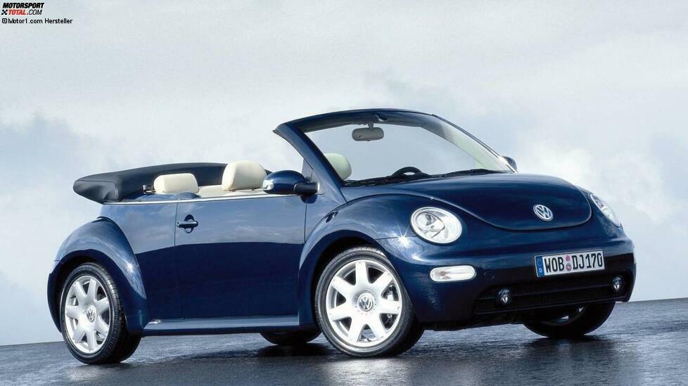 Hubraum: bis zu 1,8 LiterLeistung: bis zu 150 PSDurchschnittspreis: zwischen 6.500 und 8.000 Euro
Der VW New Beetle setzte einst voll auf die Retro-Karte. Insbesondere das Volkswagen New Beetle Cabrio, das sich seine Plattform mit dem Golf IV teilte und mit mehreren Motoren erhältlich war.
Der interessanteste von ihnen ist der 150 PS starke 1.8 Turbo, der in 9,3 Sekunden von 0 auf 100 km/h beschleunigte.
Interessant ist auch der Nachfolger: Das VW Beetle Cabriolet wurde zwischen 2011 und 2019 gebaut.