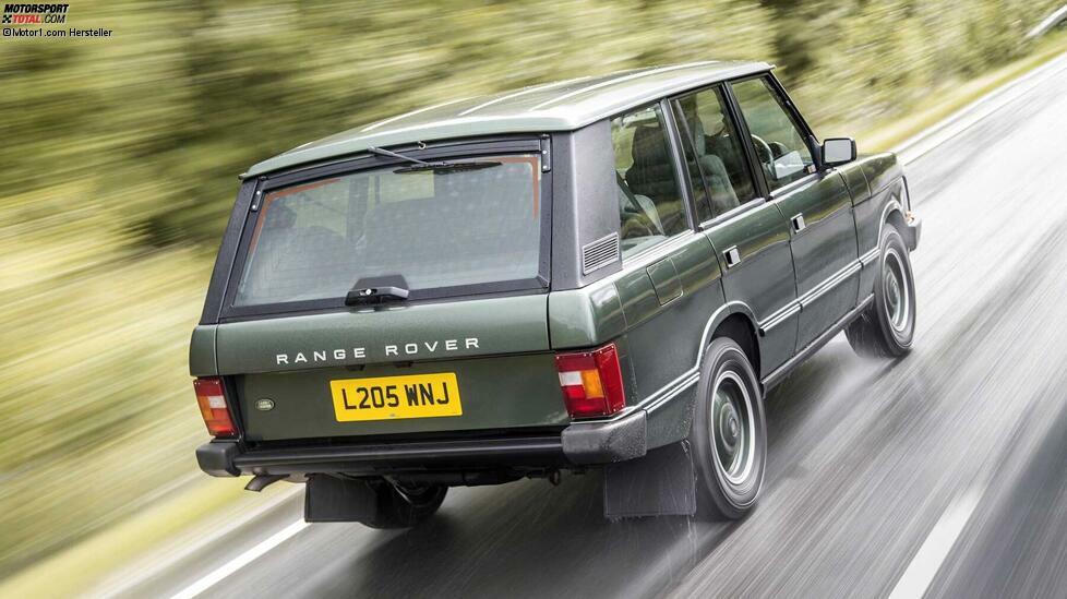 Bis Anfang 1996 wurde die erste Generation des Range Rover gebaut. Ab 1981 gab es ihn endlich auch mit vier Türen, 1986 debütierte ein Turbodiesel, 1989 und 1992 folgten die Aufrüstung mit ABS und elektronischer Traktionskontrolle.
Ganz im Stil der 1980er-Jahre ersetzten geschwärzte Anbauteile den Chrom. 