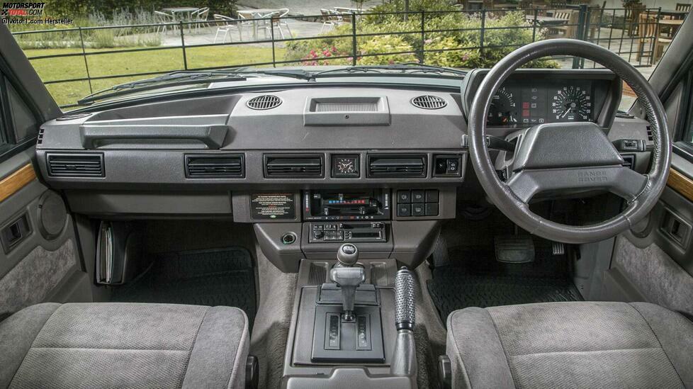 Auch innen wurde der Range Rover weiter optimiert: Mehr Luxus und bessere Bedienung waren die Folgen. Günstig war der Range Rover nie, gegen Ende seiner Bauzeit konnten durchaus 100.000 DM investiert werden.
Nach 26 Jahre und exakt 326.070 gebauten Fahrzeugen rollte die erste Generation im Februar 1996 in Rente.