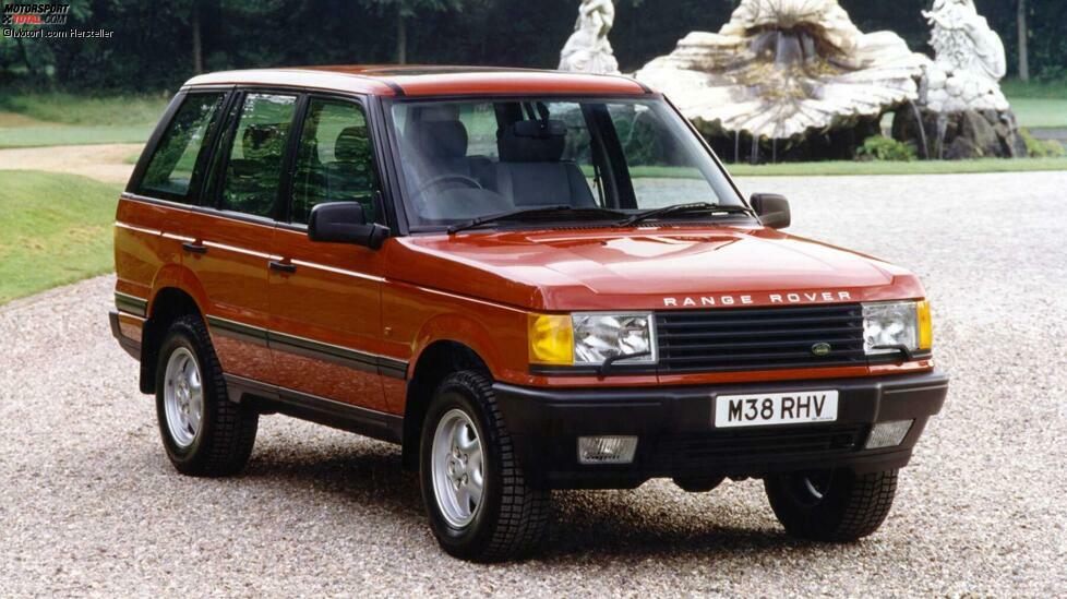 Ein Range Rover muss immer als solcher erkennbar sein. Keine leichte Aufgabe für die Entwickler der zweiten Generation. Im September 1994 debütierte ein neuer Range Rover mit bekannten Elementen: Eckige Silhouette und schalenförmige Motorhaube.
Die Motorenpalette: Ein V8-Benziner mit 3,9 und 4,6 Liter Hubraum sowie ein 2,5-Liter-Turbodiesel. Letzterer stammte aus dem BMW-Regal. 