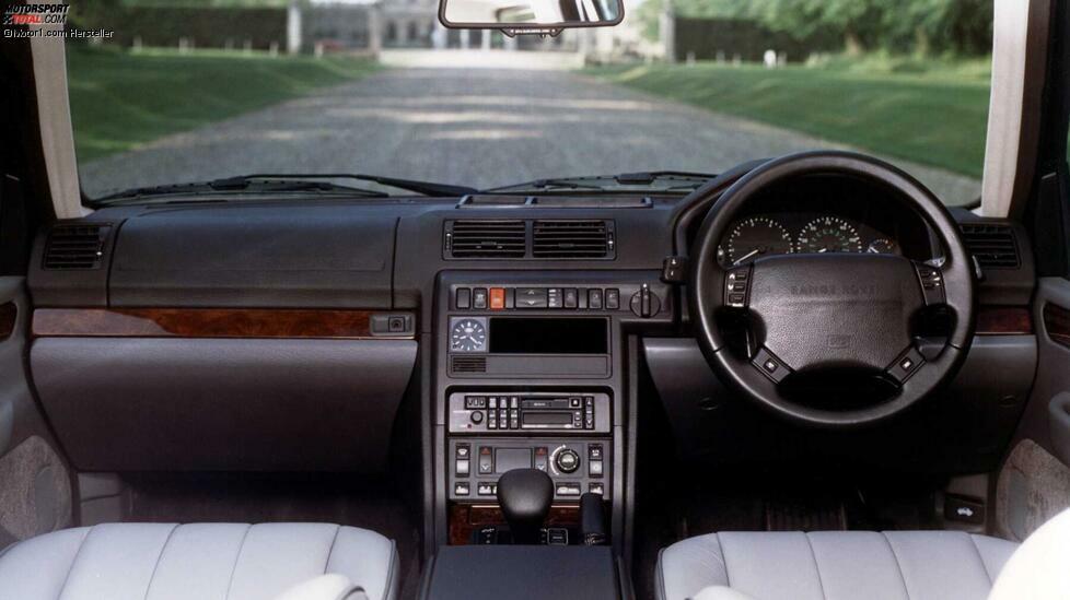 Besonders offenkundig wurde der Modellwechsel beim Range Rover im Innenraum. Hier gab es eine komplett neue Instrumententafel mit breiter Mittelkonsole. 
Rund 20 Zentimeter mehr Radstand sorgten für ein besseres Platzangebot.