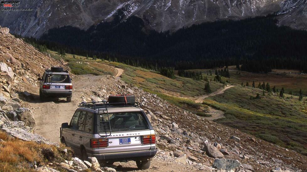 Es blieb beim Range Rover II beim permanenten Allradantrieb sowie dem Leiterrahmen mit Starrachsen, nun aber ergänzt um viel Elektronik.
Die wie eine Achssperre wirkende Traktionskontrolle wurde elektronisch gesteuert. Hinzu kam eine per Knopfdruck veränderbare Bodenfreiheit.