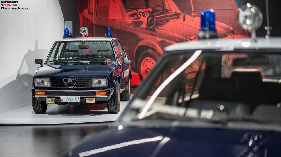 Sonderausstellung im Werksmuseum in Arese: Zum 110. Geburtstag von Alfa Romeo zeigt sich die Marke in der Uniform der Bundespolizei Italiens ...