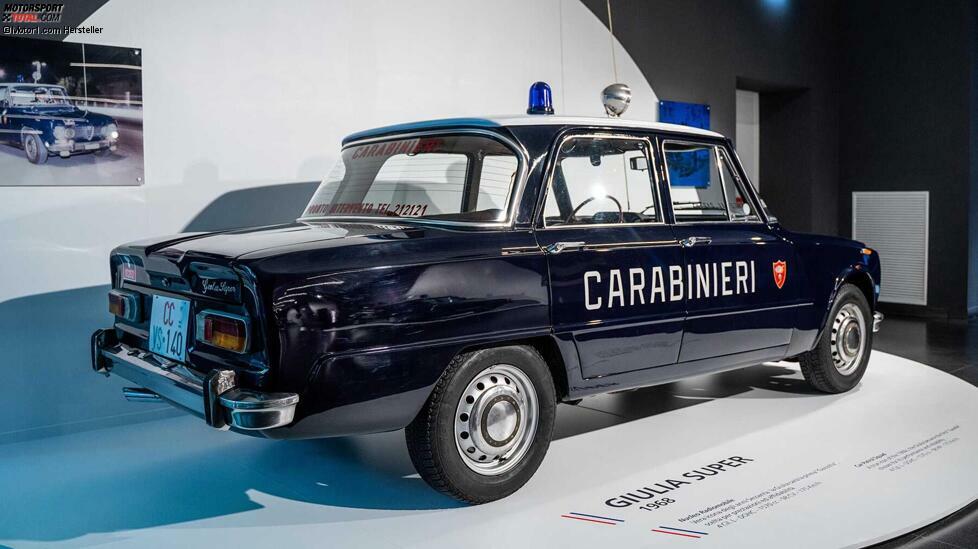Widmen wir uns den Fahrzeugen der Carabinieri. Geräumig und schnell mussten sie sein, weshalb die 1962 vorstellte Alfa Romeo Giulia schnell zur ersten Wahl wurde. Das gezeigte Fahrzeug ist eine Giulia Super von 1968 mit 98 PS, was für 175 km/h gut war.
Oft sieht man die Blaulicht-Giulia in den sogenannten 