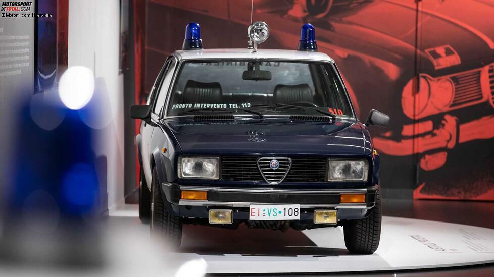 Die Alfetta 2000 brachte ein stark modifiziertes Design, erkennbar an den Rechteck-Scheinwerfern. Bis zu 130 PS leistete der namensgebende 2,0-Liter-Benziner. Später kamen auch Turbodiesel in die Alfetta.