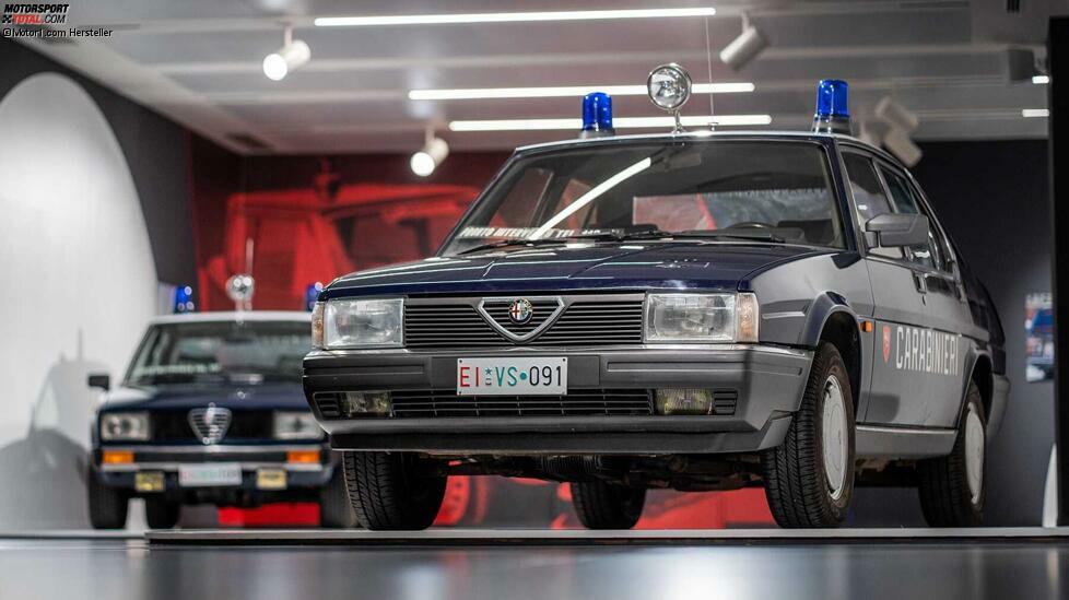 Der Alfa 90 war auch deshalb einst bei der italienischen Polizei und den Carabinieri sehr verbreitet, da Alfa Romeo zum damaligen Zeitpunkt ein staatliches Unternehmen war.
Durch diesen Umstand war ein gewisser Absatz des Alfa 90 garantiert. Insgesamt entstanden in drei Jahren nur rund 56.000 Alfa 90.