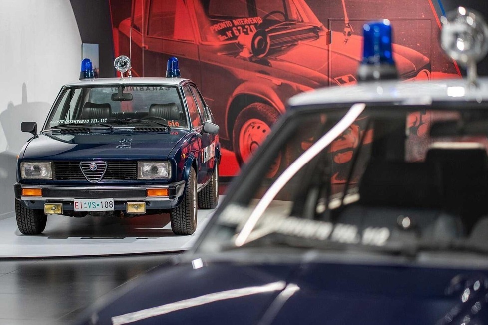 Alfa Romeo feiert seinen 110. Geburtstag - Eine Sonderausstellung im Werksmuseum zeigt Modelle, mit denen die italienische Polizei unterwegs war