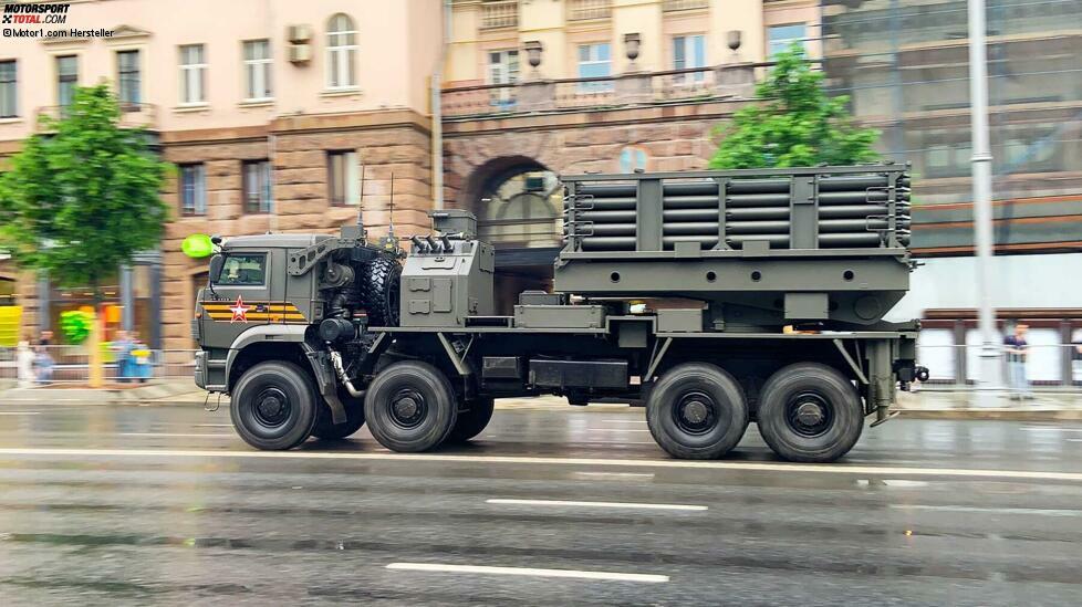 Zum ersten Mal sah man die Fahrzeuge des Remote Mining System (ISDM) an die Öffentlichkeit. Beide sind auf einem allradgetriebenen KamAZ-Fahrgestell montiert.
Das ISDM erzeugt eine Salve reaktiver Ladungen in einer Entfernung von fünf bis 15 km, und zwar im automatischen Modus und an vorgegebenen Punkten mit Übermittlung der Koordinaten der Mine an den Kontrollraum.
Hilfsfahrzeuge für die Nachschubversorgung werden bei Bedarf ebenfalls elektronisch aktiviert. Sogar eine Wetterstation gehört zur Ausstattung des Komplexes.
Es ist bekannt, dass das russische Verteidigungsministerium 2019 einen Vertrag über die Lieferung von ISDM unterzeichnet hat, aber die Anzahl der bestellten Fahrzeuge wird nicht bekannt gegeben.